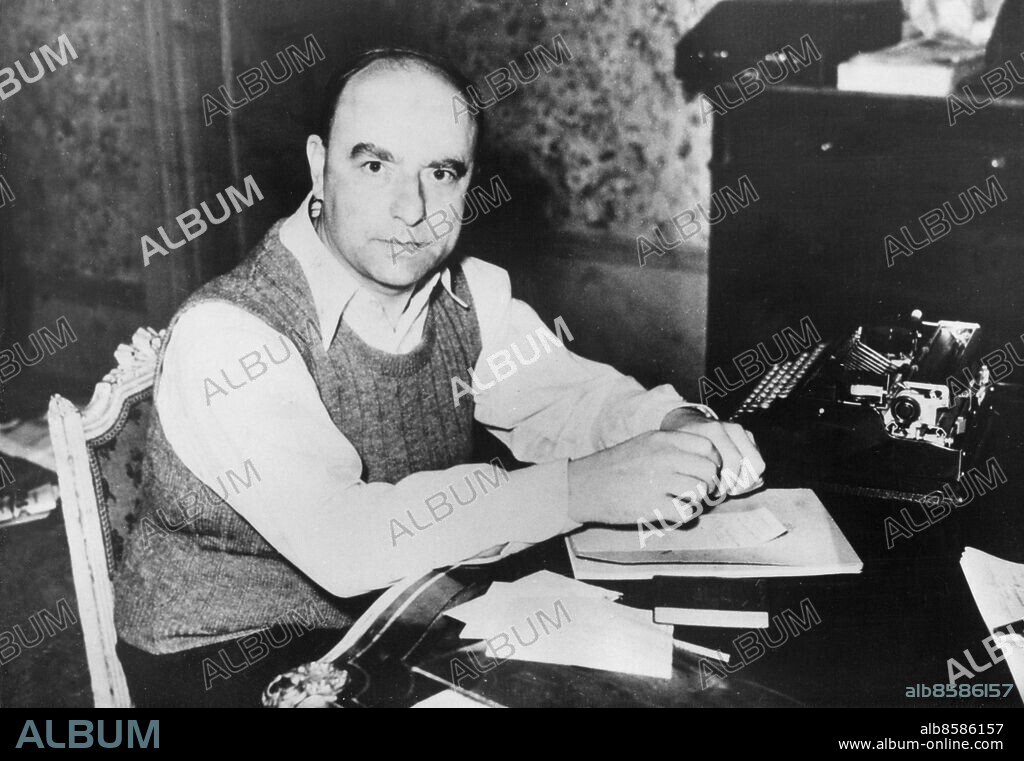 Orig. bildtext... BROTHER OF MURDERED NAZI LEADER WRITES BOOKS IN PARIS. Herr Otto Strasser, leader of the anti-Nazi Black front and brother of Gregor Strasser, leading Nazi who was murdered by Hitlerites, is at work on two new books in Paris. They are Hitler and I and Under the Mask of Hitler. Herr Strasser has already published The Europe of Tomorrow. PHOTO SHOWS: Herr Otto Strasser at work in Paris. Anm. Publ. i Die Weimarer Zeit s.402 Strasser, Otto, 1897-1974, tysk nationalradikal politiker, bröt med Hitler 1930 och gick i landsflykt 1933. Bror till Gregor Strasser. Författare Litteratur Arbetplats Skrivbord CD254 persons: Otto Strasser sites: FRANKRIKE ;PARIS ;TYSKLAND*.
