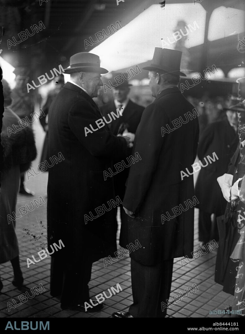 GÖTEBORG 1935-06-17.. Finske presidenten Pehr Evind Svinhufvud af Qvalstad, finskt smeknamn Ukko-Pekka ("gubben Pekka"), född 15 december 1861 i Sääksmäki, död 29 februari 1944 i Luumäki - här besöker han Göteborg. Landshövding Malte Jacobsson tar emot. Till höger Götaverkens chef doktor Hugo Hammar. Besök på varvet följde efteråt. *** Local Caption *** Låda 1935 - 16-30 juni Foto: Kamerareportage / TT / Kod: 2524.