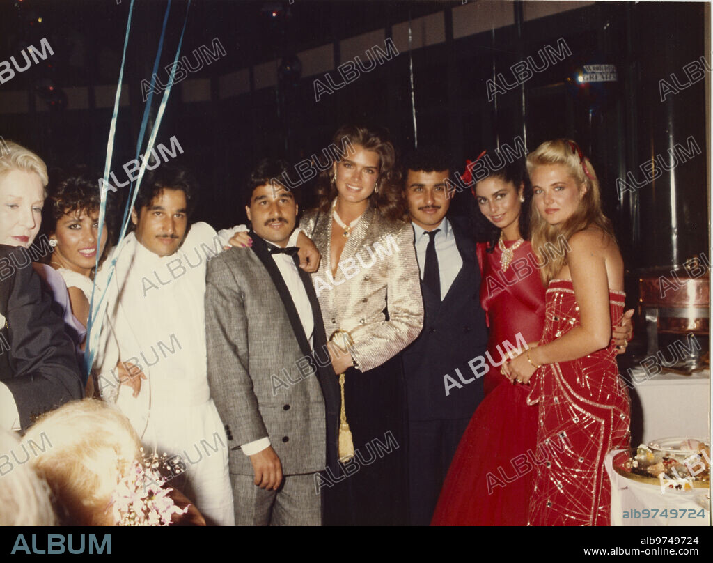 Marbella, July 1985. Party for Adnan Kashogui's fiftieth birthday. In the image, Khashoggi's children pose with actress Brooke Shields.