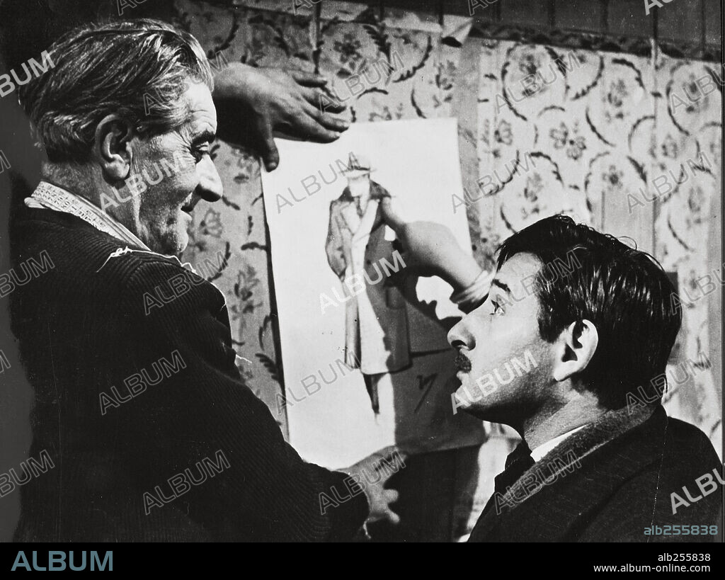 GIULIO CALI and RENATO RASCEL in THE OVERCOAT, 1952 (IL CAPPOTTO), directed by ALBERTO LATTUADA. Copyright FARO S.A.