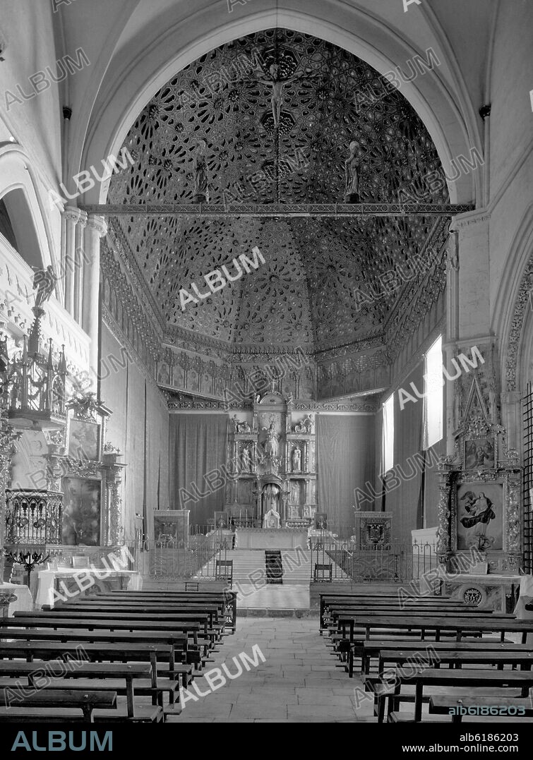TECHUMBRE MUDEJAR DEL PRESBITERIO DE LA IGLESIA DEL MONASTERIO DE SANTA CLARA - SIGLO XV - FOTOGRAFIA EN BLANCO Y NEGRO - AÑOS 50.