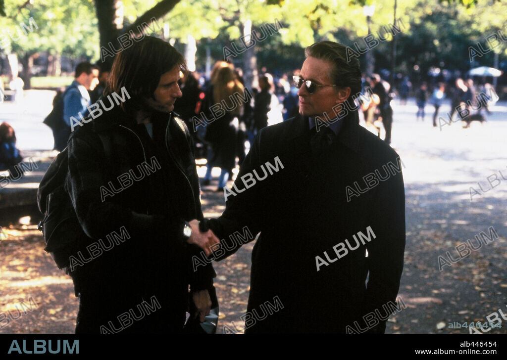 MICHAEL DOUGLAS and VIGGO MORTENSEN in A PERFECT MURDER, 1998, directed by ANDREW DAVIS. Copyright WARNER BROTHERS / SCHWARTZ, ANDREW.