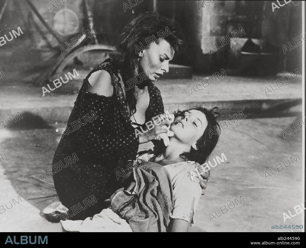 ELEANORA BRON and LOREN SOPHIA / LOREN SOFIA 1934/. ELEANORA BRON and SOPHIA LOREN in TWO WOMEN, 1960 (LA CIOCIARA), directed by VITTORIO DE SICA. Copyright EMBASSY PICTURES.