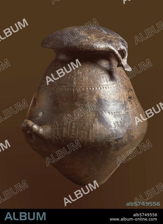 Art étrusque archaïque, culture villanovienne I, 9e siècle av. J.-C. Urne cinéraire biconique avec couvercle. Impasto à empreintes décoratives. Bologna, Museo Civico Archeologico.