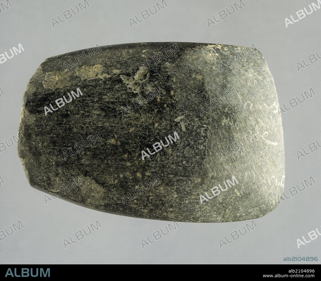 HACHA PULIMENTADA DE LA SEPULTURA Nº 44 DE LOS MILLARES. CALCOLITICO AJUAR. (DEPOSITO: MUSEO ARQUEOLOGICO NACIONAL).