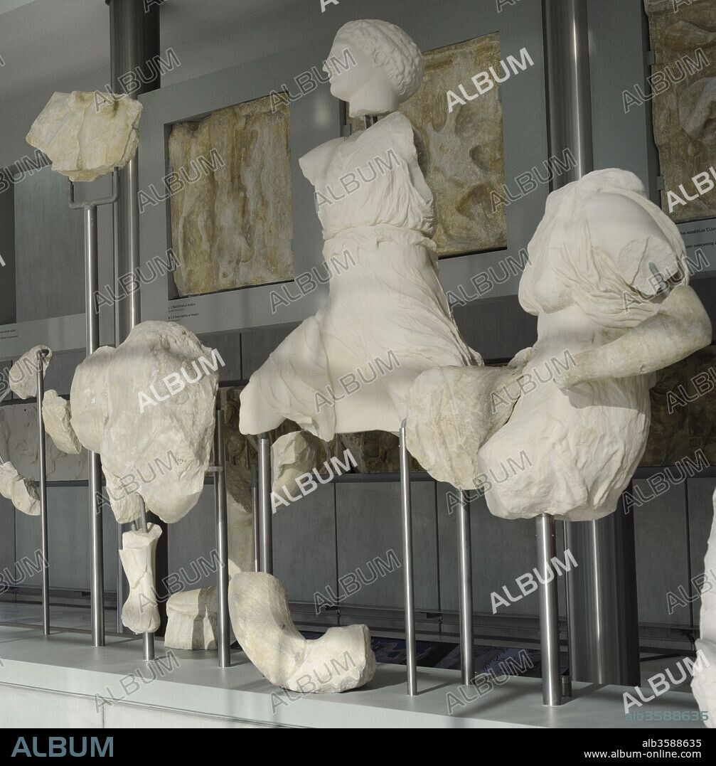 Arte griego. Restos de esculturas que decoraban el frontón oeste / occcidental del Partenón en el que se representaba la lucha de Atenea y Poseidón por el dominio del Atica. Atribuidas a Fidias. Período Clásico. Siglo V a. C. Museo de la Acrópolis (Acropolis Museum). Atenas. Grecia.