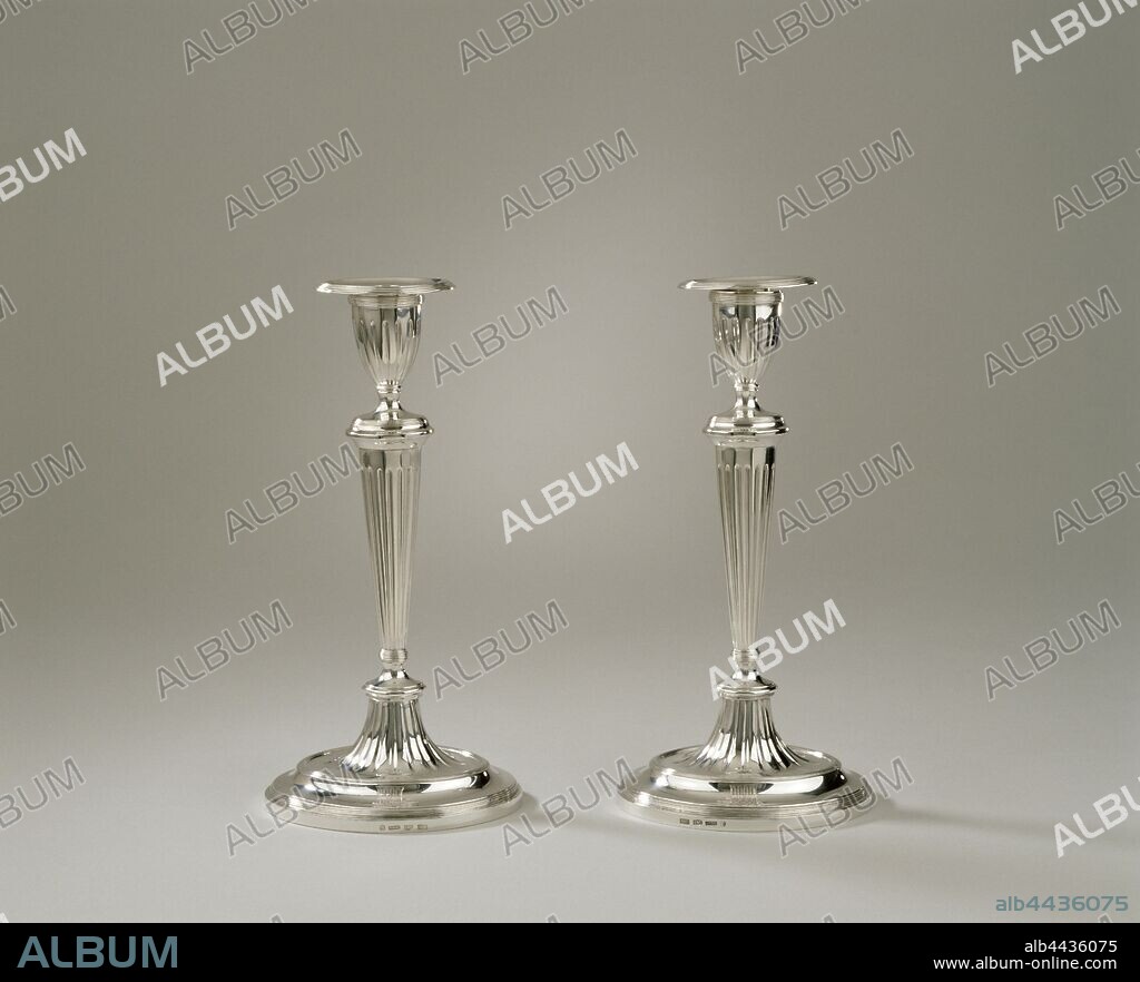 Candlestick with the family crest Clifford, The oval candlesticks with loose fat traps resting on one foot, which is made up of two arched sections above a straight-walled base. The widening trunk is crowned by a neck, which consists of a conical lower part and a curved, rejuvenating upper part. The bowl-shaped fat trap closes in the vase-shaped candle holder. The upper part of the foot, the shaft and the candle holder are fluted. At the bottom along the two parts of the base, along the bottom of the trunk, along the neck above the trunk, along the top of the candle holder and along the outer edge of the fat trap, fillet edges are arranged. The Clifford coat of arms is engraved on the base of both., Anton Hinrich Pape, Amsterdam, 1805, silver (metal), h 25.5 cm × w 12.6 cm × d 9.4 cm × w 336 gr.