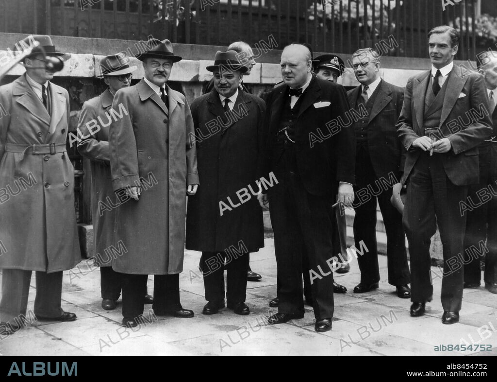 ARKIV LONDON 194205.. Från vänster okänd, Vjatjeslav Molotov, sovjetisk utrikesminister, Ivan Maisky, sovjetisk ambassadör, Winston Churchill, brittisk premiärminister, Dr. Herbert Evatt, australisk utrikesminister, och Anthony Eden, brittisk utrikesminister, på gården vid 10 Downing Street i samband med undertecknandet av ett avtal om en allians mellan Storbritannien och Sovjetunionen.. Foto: SVT Bild / Kod: 5600. AB Text & Bilder. Engelsk originaltext. BCE654.