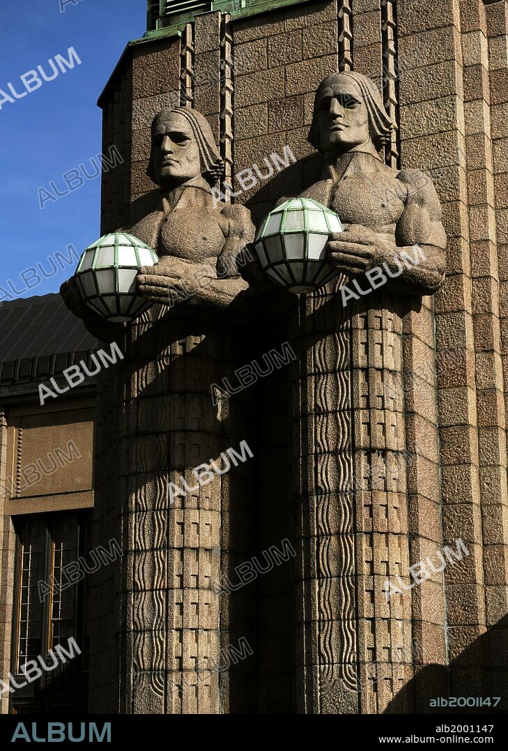 FINLANDIA. HELSINKI. ESTACION CENTRAL DE TREN. Diseñado por Eliel Saarinen en 1914 en estilo Art Nouveau finlandés. Detalle de los de las cuatro estatuas que decoran la entrada sur de la estación. "LOS DEMANDANTES DE LA LUZ (granito) ", obra del escultor finlandés EMIL WIKSTROM (1864-1943) .