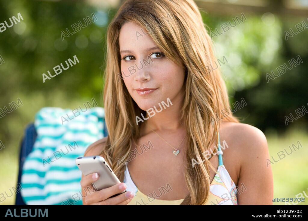 ASHLEY TISDALE in ALIENS IN THE ATTIC, 2009, directed by JOHN SCHULTZ. Copyright 20TH CENTURY FOX / GRIFFIN, KIRSTY.