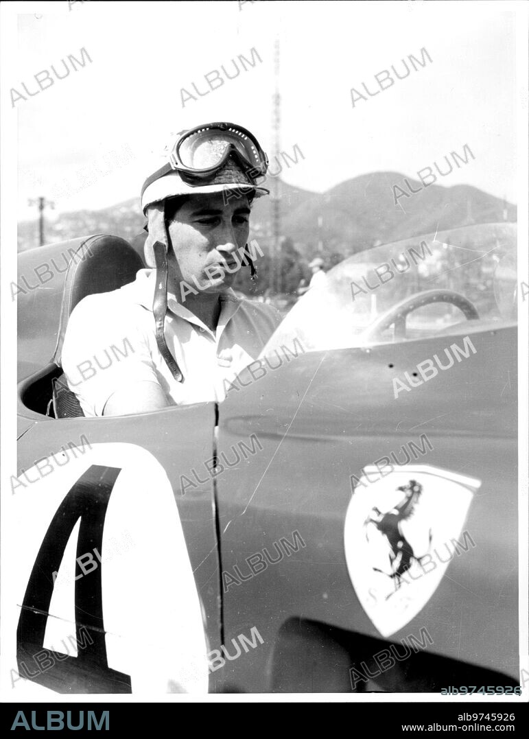 1957. El Marqués de Portago al volante de su Ferrari.