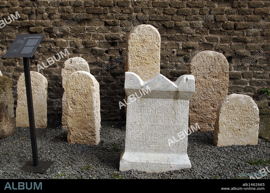 ARTE ROMANO. ITALIA. TUMBA DE CECILIA METELA (siglo I). Sepulcro circular patricio dedicado a la esposa de Craso el Joven. Convertida en fortificación durante la Edad Media. Ubicada en la Via Apia. Detalle de unas LAPIDA en el interior. ROMA.