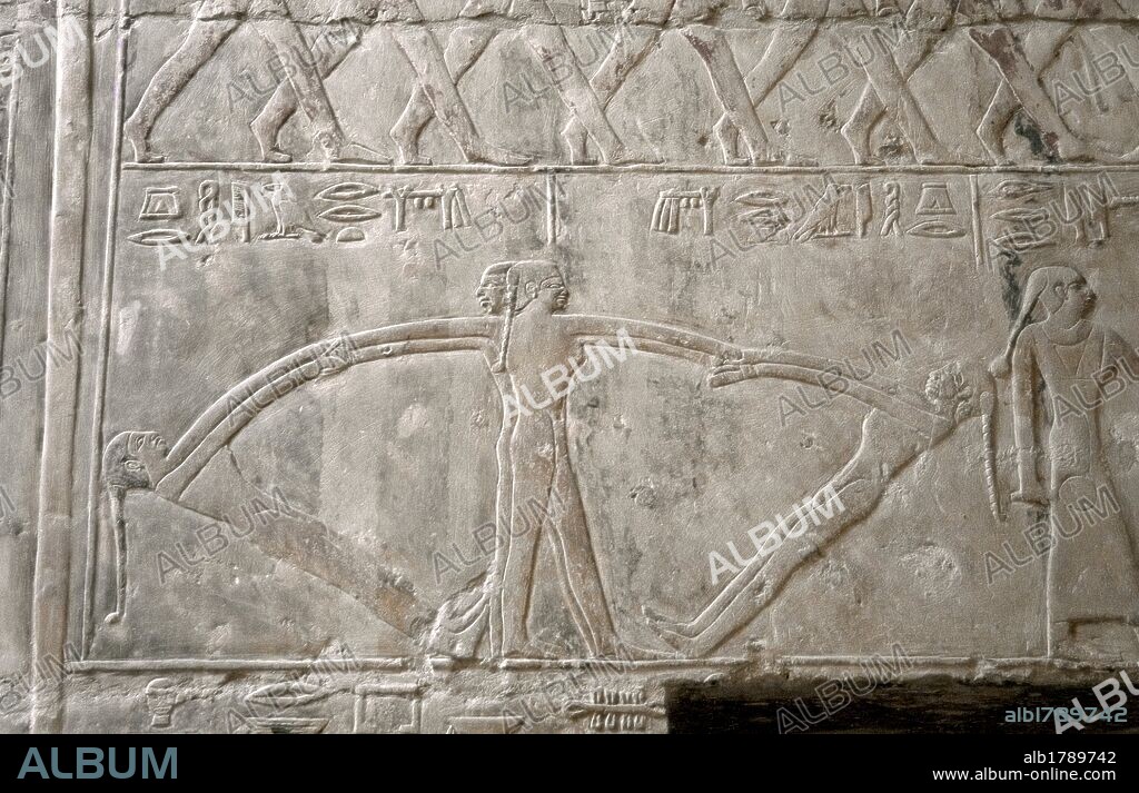 ARTE EGIPCIO. EGIPTO. MASTABA DE MERERUKA o MERI (MERA). Tumba familiar de un alto funcionario de la VI DINASTIA del IMPERIO ANTIGUO. Con una única entrada el interior de sus paredes se encuentran ricamente decoradas con RELIEVES menfitas. Detalle relieve con la representación de bailarinas. NECROPOLIS DE SAKKARA.