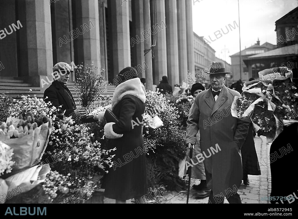 ARKIV 1930 . Blomsterhandel på Hötorget utanför Konserthuset.. Market place Hötorget in Stockholm.. Foto: TT / Kod 1900.