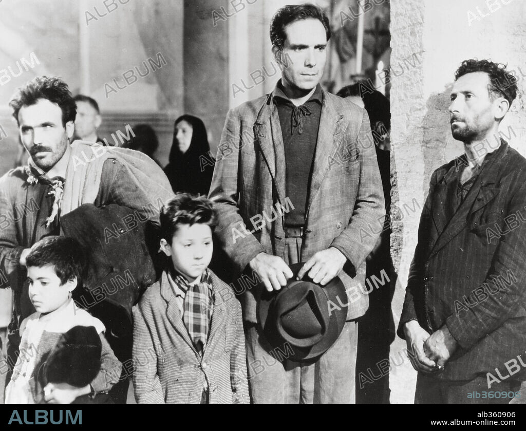 ENZO STAIOLA y LAMBERTO MAGGIORANI en LADRÓN DE BICICLETAS, 1948 (LADRI DI BICICLETTE), dirigida por VITTORIO DE SICA. Copyright PDS/ENIC.