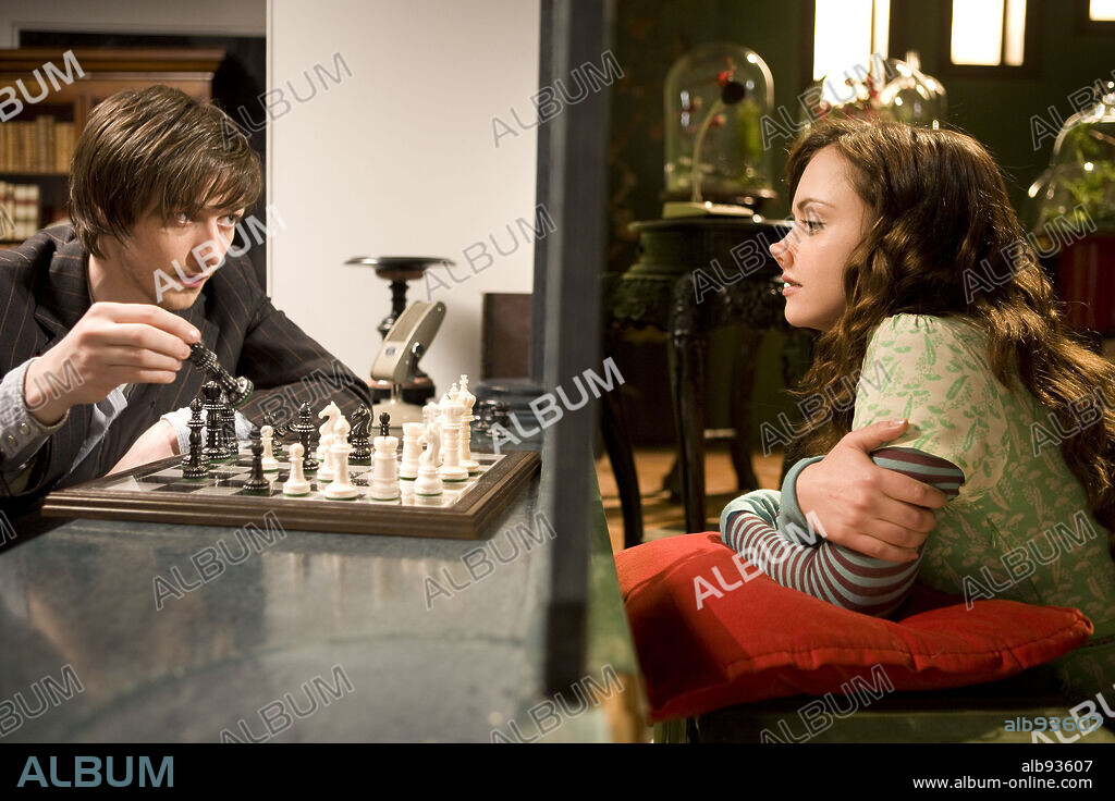 CHRISTINA RICCI and JAMES MCAVOY in PENELOPE, 2006, directed by MARK PALANSKY. Copyright STONE VILLAGE PICTURES/TYPE A FILMS/GROSNEVOR PARK PROD./ / SPARHAM, LAURIE.