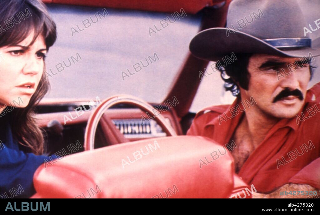 BURT REYNOLDS and SALLY FIELD in SMOKEY AND THE BANDIT, 1977, directed by HAL NEEDHAM. Copyright UNIVERSAL PICTURES.
