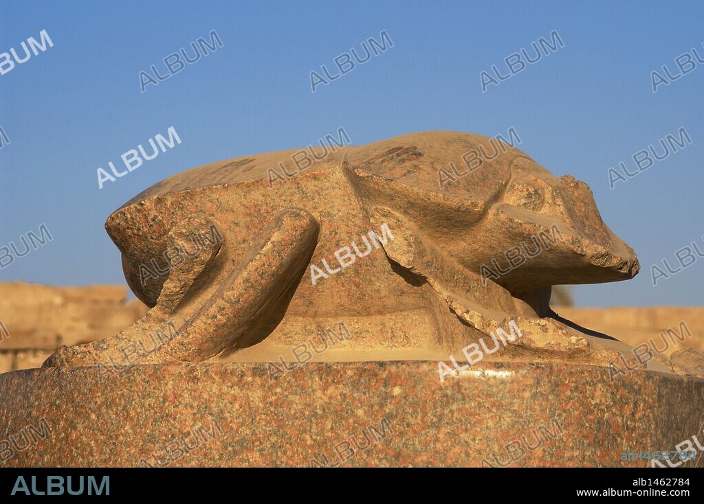 ARTE EGIPCIO. EGIPTO. Estatua gigante del ESCARABAJO SAGRADO, mandado construir por el faraón AMEN-HOTEP III (IMENHETEP III). Representa a JEPRI, símbolo y dios del amanecer o del sol de la mañana. Lago Sagrado. Templo de Karnak. Alrededores de Luxor. Dinastía XVIII. Imperio Nuevo.