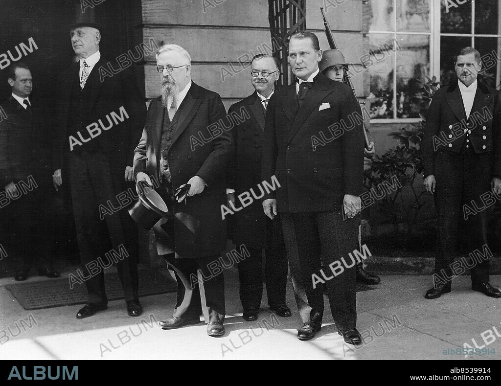 TYSKLAND BERLIN 1932-09-09. Orig. bildtext... DAS REICHSTAGSPRÄSIDIUM BEI HINDENBURG. Reichspräsident von Hindenburg empfing heute mittag den neuen Reichstagspräsidenten Göring und die Vizepräsidenten. U.B.z. Das Reichstagspräsidium beim Verlassen des Reichspräsidentenpalais. V.l.n.r. Gräf, Esser, dahinter Rauch, ganz rechts Göring. Foto: Keystone View Co. / AB Text & Bilder / SVT / Kod: 5600 Mapp: Esser, Thomas Mustascher Skägg persons: EDUARD GRÄF;THOMAS ESSER;JOHANN RAUCH;HERMANN GÖRING sites: BERLIN;TYSKLAND.