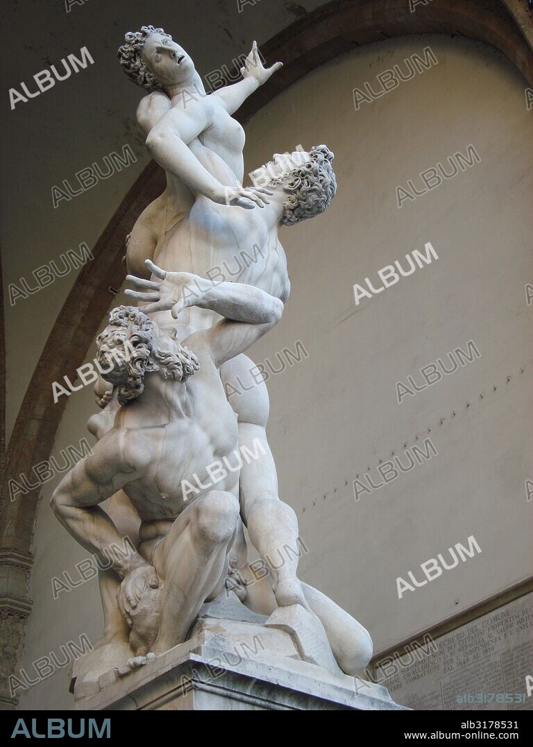 Rapto de las Sabinas, escultura en mármol obra de Giambologna en la Piazza della Signoria de Florencia.