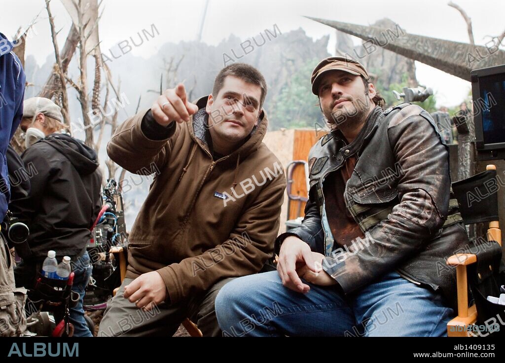 NIMROD ANTAL and ROBERT RODRIGUEZ in PREDATORS, 2010, directed by NIMROD ANTAL. Copyright 20TH CENTURY FOX/TROUBLEMAKER STUDIOS/DAVIS ENTERTAINEMT / TORRES, RICO.