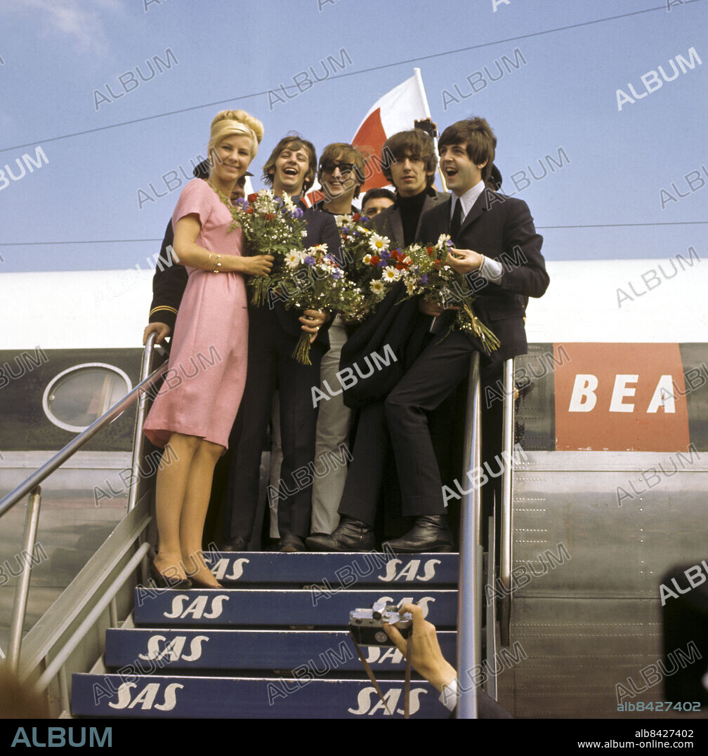 ARKIV 1964-07-28. Bandmedlemmarna i den brittiska popgruppen The Beatles fr. v. Ringo Starr, John Lennon, George Harrison och Paul McCartney tas emot av mälardrottningen Kerstin Dahlöf (tv) när de anländer till Arlanda Flygplats utanför Stockholm 28:e juli. 1964.. Foto: Arne Schweitz / XP / TT / Kod: 1049. **AFTONBLADET OUT**.