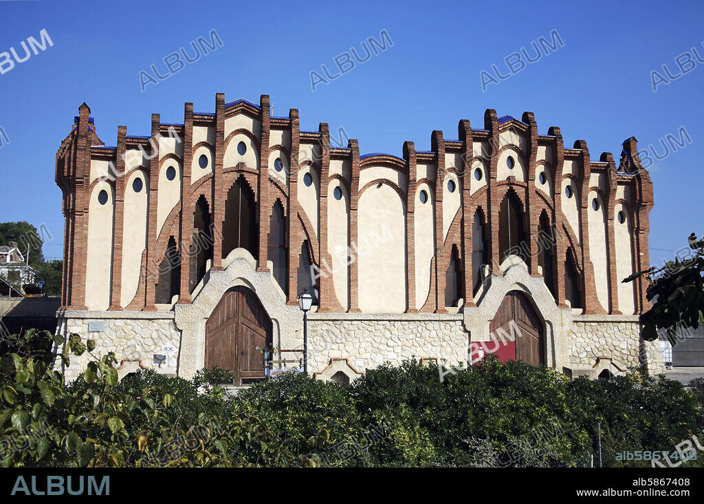 Nulles; celler / bodega modernista de Sant Isidre de Nonell (del arquitecto César Martinell) (D.O Tarragona).