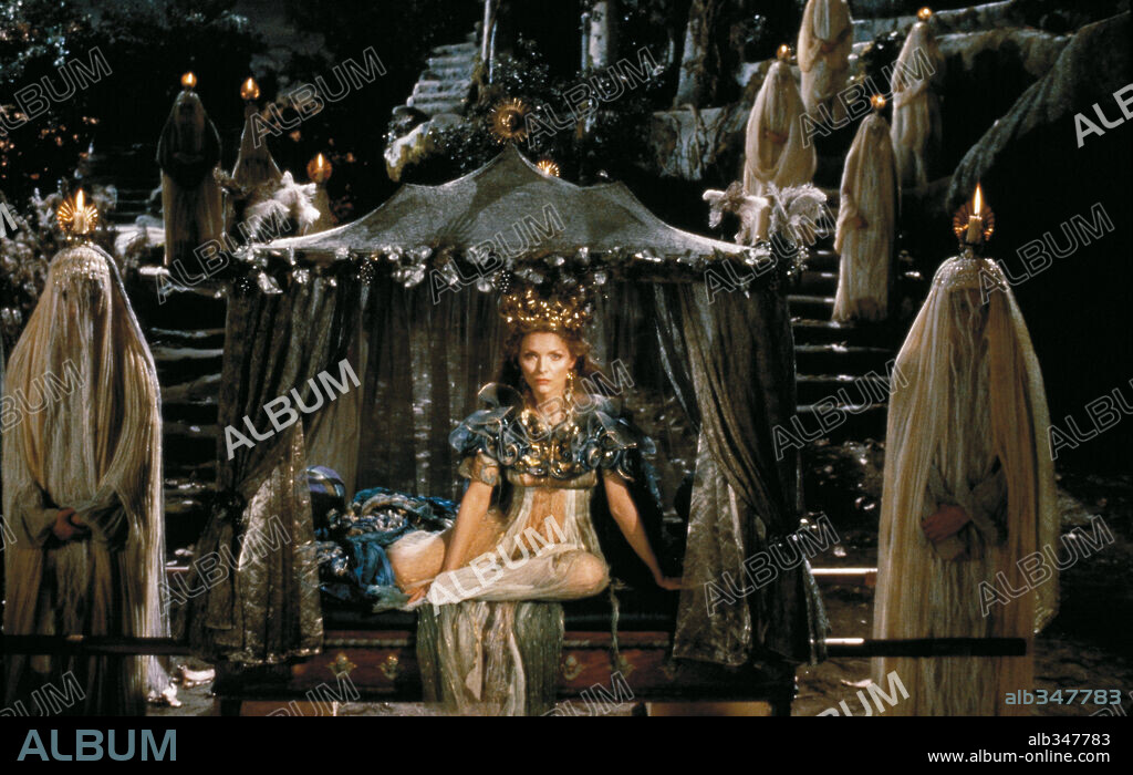 MICHELLE PFEIFFER in A MIDSUMMER NIGHT'S DREAM, 1999, directed by MICHAEL HOFFMAN. Copyright FOX SEARCHLIGHT PICTURES.