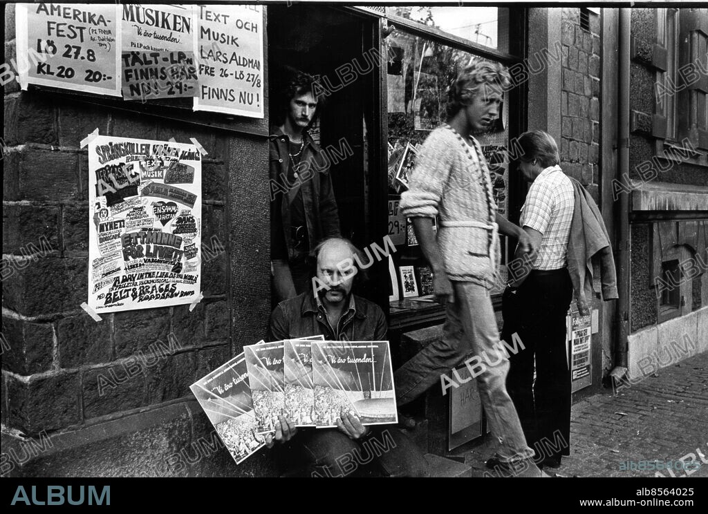Göteborg 1977-08-23. Exteriör gamla danspalatset Virveln på Sprängkullsgatan - 1977 kalldes det Sprängkullen där den proggresiva musiken hade sin hemvist. Man hade en affär där det såldes olika saker såsom proggresiv musik. Per Nygren håller i skivan om Tältprojektet som hette Vi äro Tusenden. Foto: Kamerareportage *** Local Caption *** . KAMERAREPORTAGE.