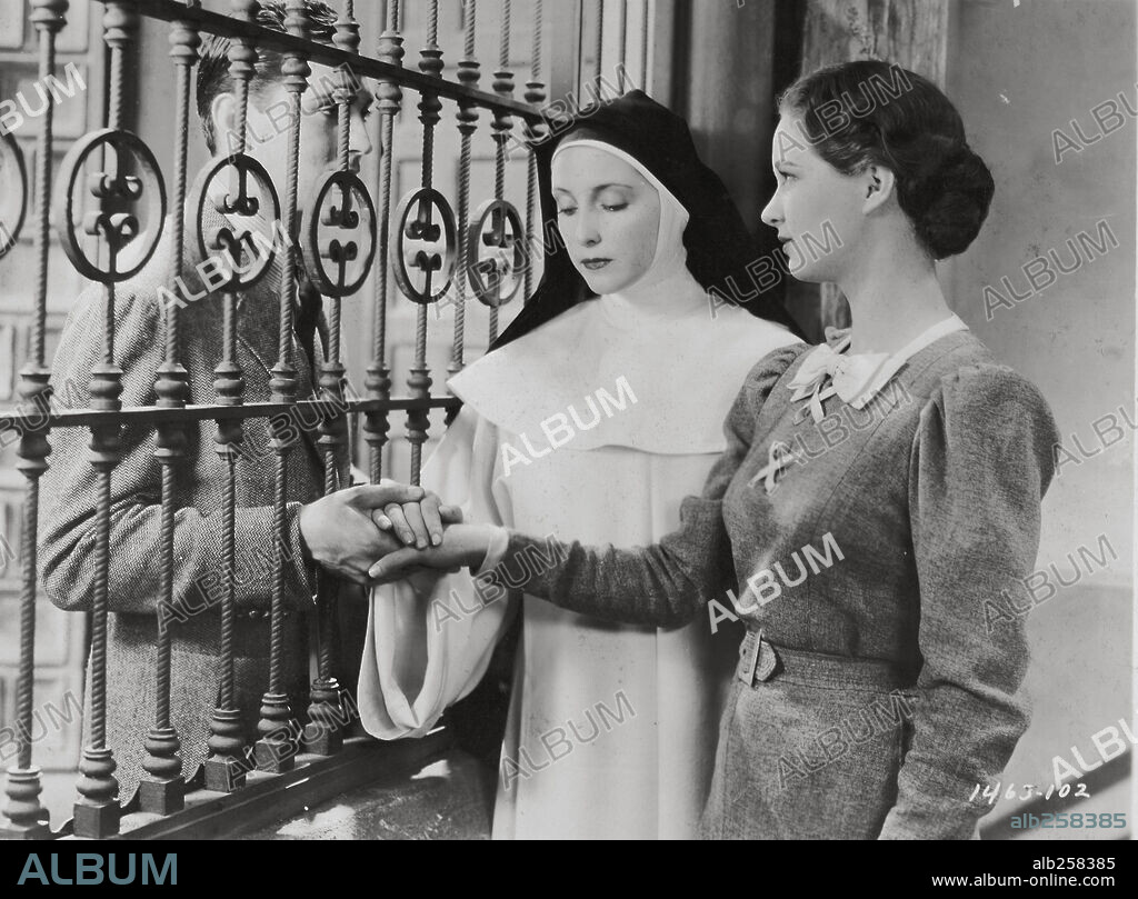 DOROTHEA WIECK y EVELYN VENABLE en CANCION DE CUNA, 1933 (CRADLE SONG), dirigida por MITCHELL LEISEN. Copyright PARAMOUNT PICTURES.