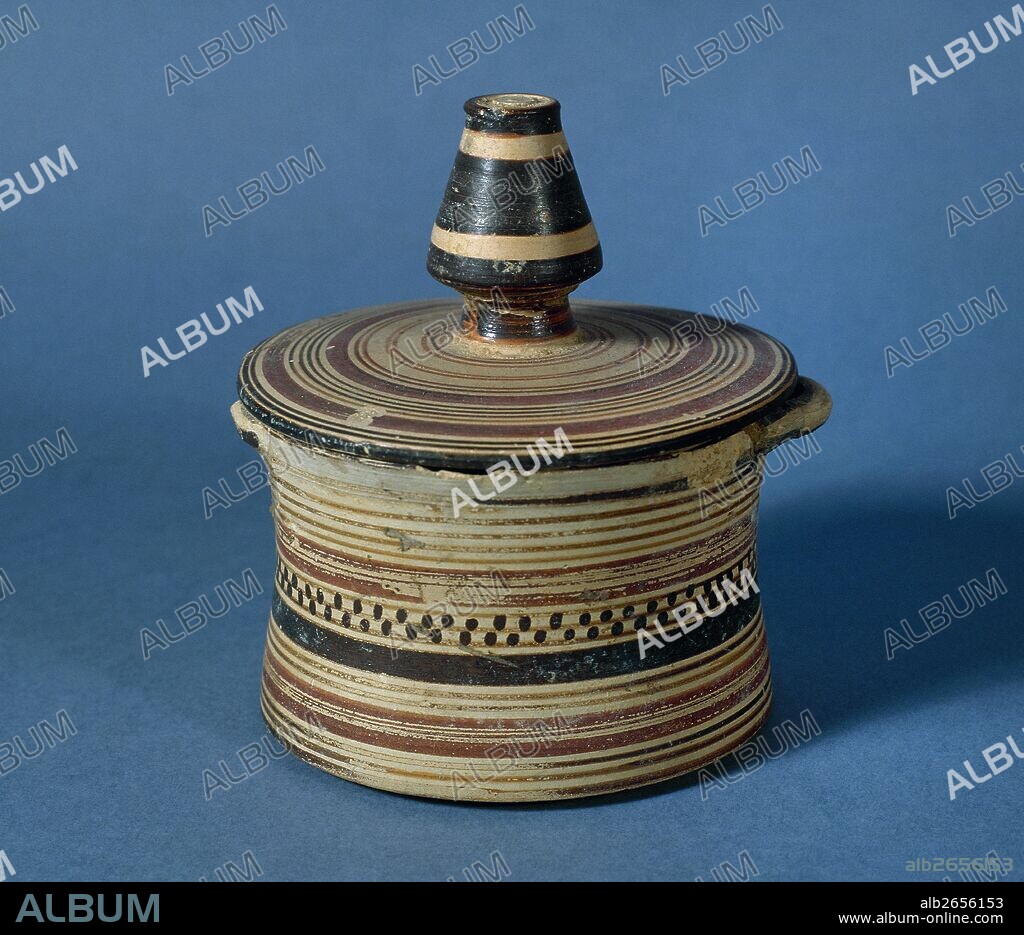 Pieza de CERAMICA CORINTIA (siglo VI a. C.). Tipo de cerámica de arcilla clara y óptima cocción. Hallada en Empúries (Alt Empordà, provincia de Girona). Museu Arqueològic de Catalunya. Girona.