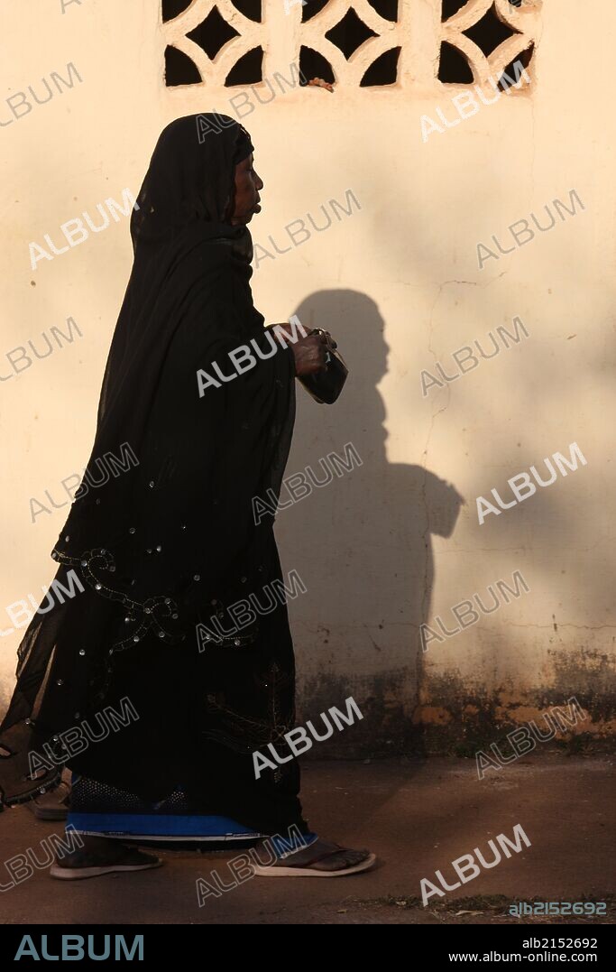 Woman wearing the nigab.