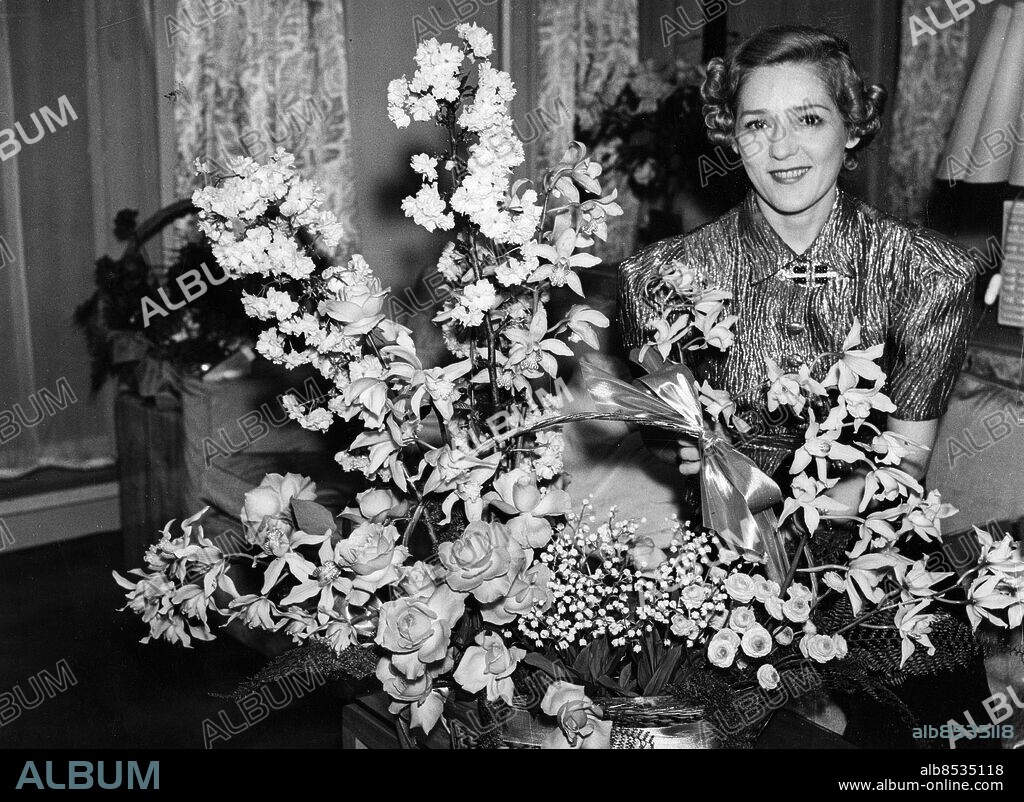 ARKIV 1939. Amerikanska skådespelerkan Mary Pickford ((1893-1979) fick en Oscar för sin insats i sin första ljudfilm "Coquette". Här är hon på besök i London där hennes blivande man Buddy Rogers spelar in film.. Foto: Text & Bilder / SVT / Kod: 5600.