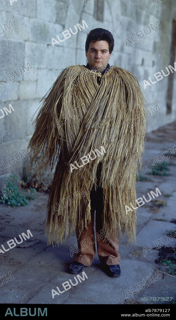 COROZA - Capa de junco o de paja, generalmente con capucha, que usan los labradores gallegos para protegerse de la lluvia. - FOTO AÑOS 80.