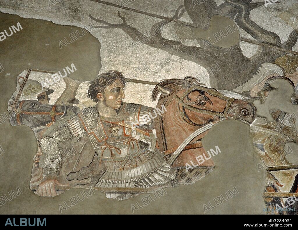 "BATALLA DE ISOS". Enfrentamiento entre ALEJANDRO MAGNO y el rey persa DARIO III en el año 333 a. C. Alejandro montado a su caballo Bucéfalo con armadura y sin casco. GUERRAS MEDICAS. Mosaico romano (siglos I o II a. C.), procedente de la Casa del Fauno, Pompeya. Museo Arqueológico Nacional. Nápoles. Italia.