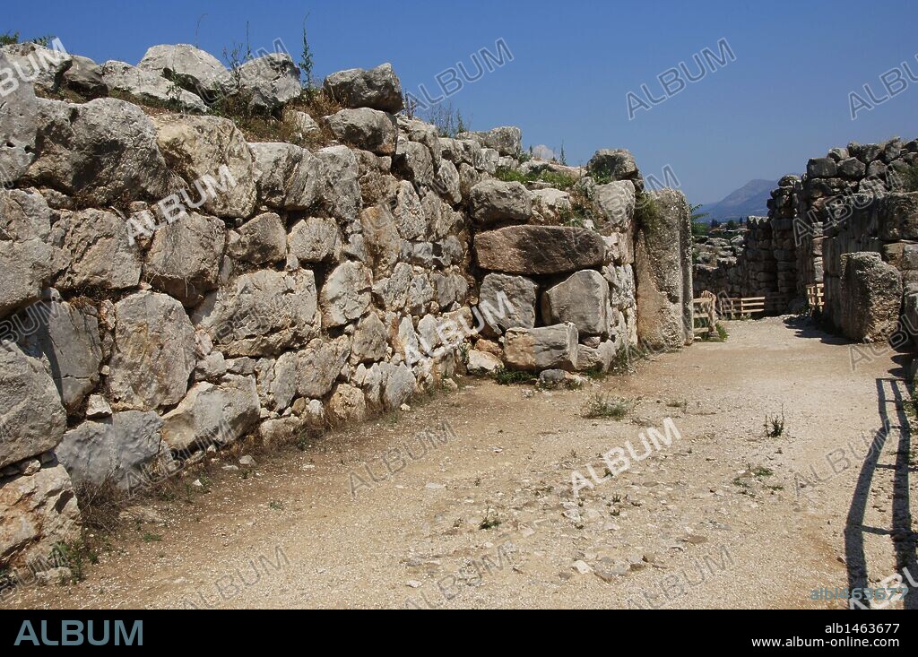 ARTE MICENICO. GRECIA. TIRINTO. Vista de la MURALLA CICLOPEA construida a base de grandes bloques junto a la RAMPA DE ACCESO y, al fondo, la PUERTA formada, como la de los Leones de Micenas, por grandes bloques de piedra. Provincia de La Argólide. Región del Peloponeso.