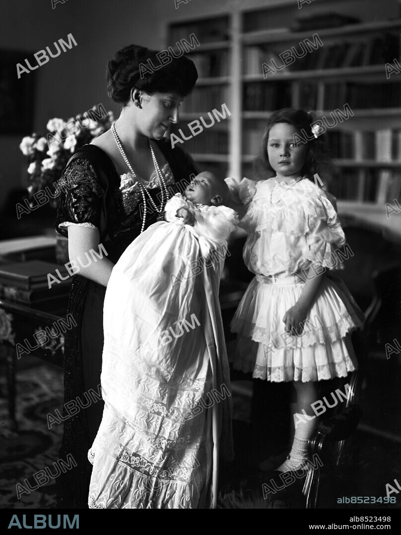 ARKIV 1911. Danska prinsessan Ingeborg (1878-1958) med dottern Astrid (1905-1935) och nyfödde sonen prins Carl (1911-2003). Ingeborg var gift med prins Carl (1861-195!), son till Oscar II.. Danish princess Ingeborg with her daughter, princess Astrid and newborn prince Carl. Foto: TT Historical/1900. Scanpix Sweden.