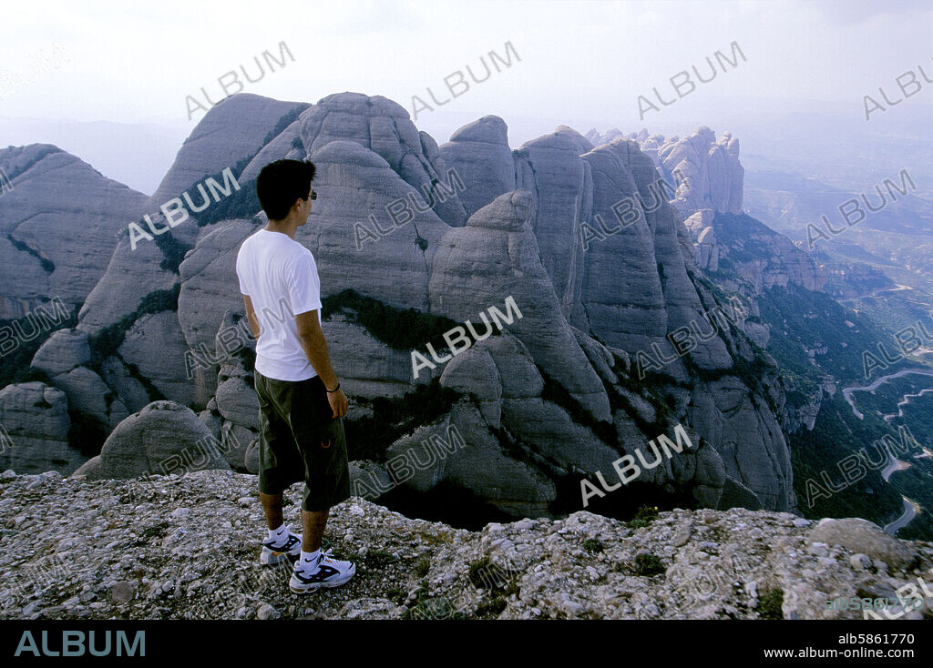 Montserrat, turista japones en pico de Sant Jeroni.