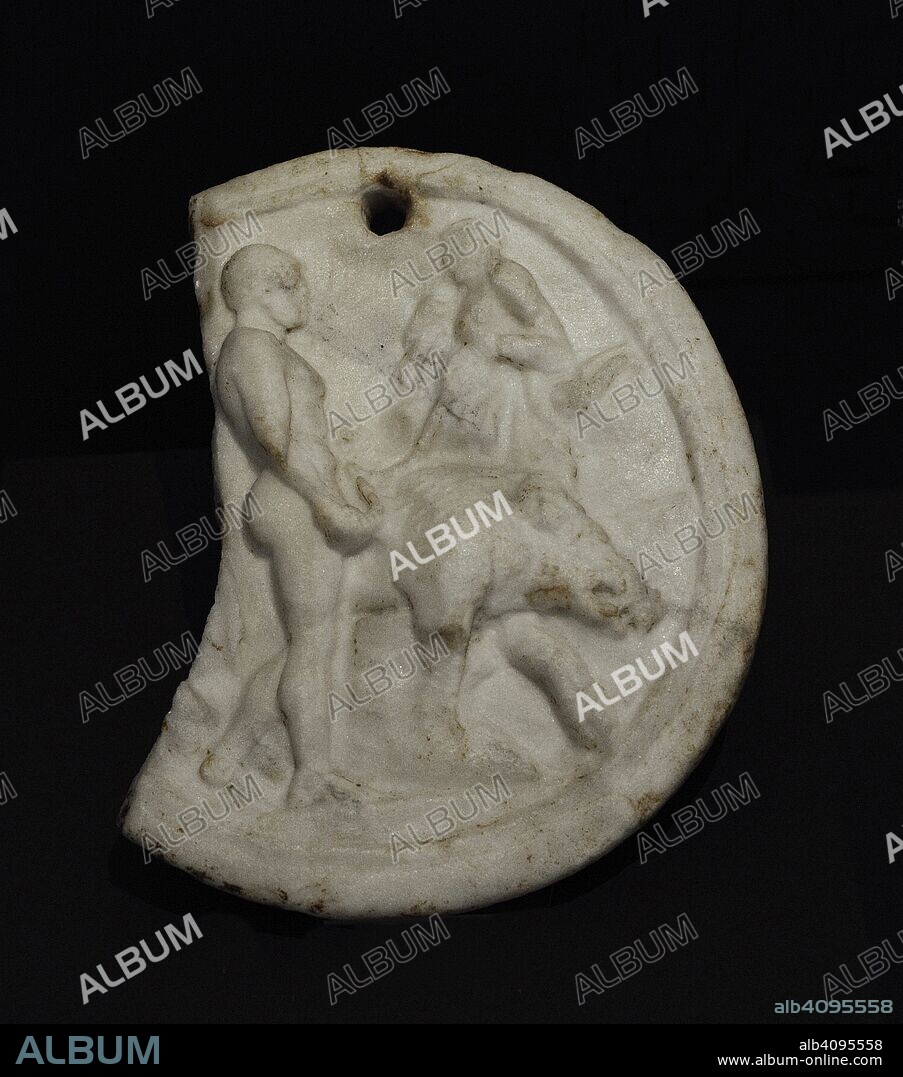 Oscillum con la representación del héroe Meleagro y el jabalí de Calidón. Siglo I. Mármol. Procedente de Fuentetójar (provincia de Córdoba, Andalucía). Museo Arqueológico Nacional. Madrid. España.