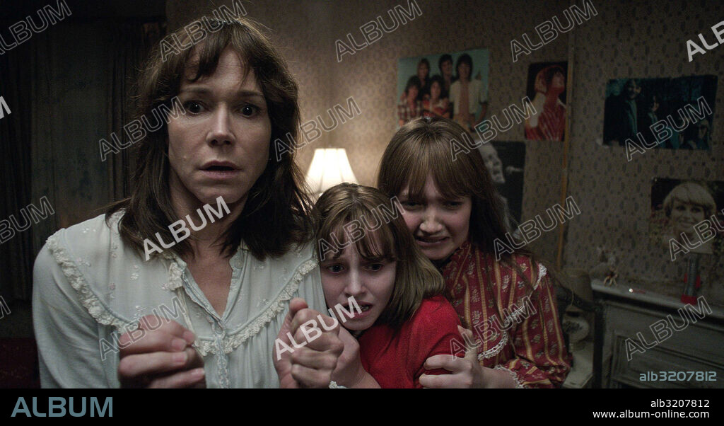 FRANCES O'CONNOR, LAUREN ESPOSITO and MADISON WOLFE in CONJURING 2: THE CONJURING 2: THE ENFIELD POLTERGEIST, 2016, directed by JAMES WAN. Copyright New Line Cinema, Atomic Monster, Evergreen Media Group, RatP.