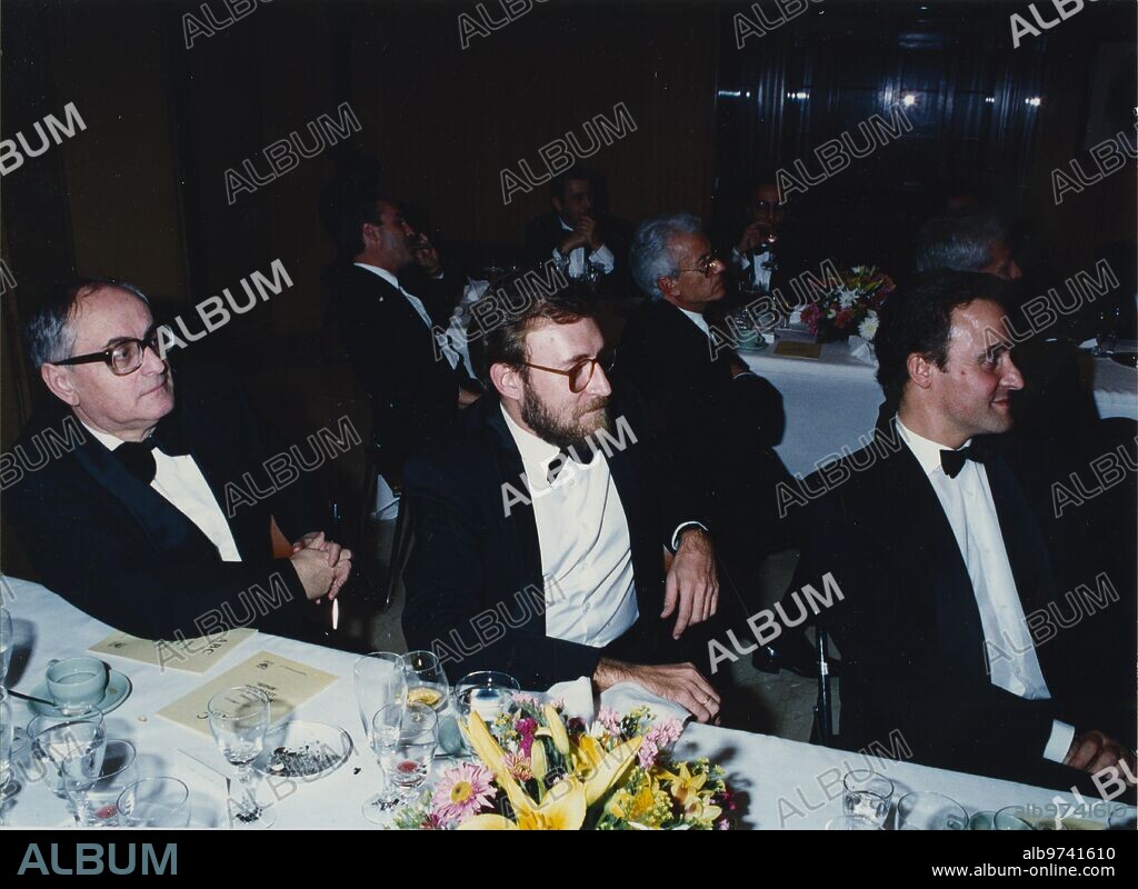 Madrid, 25/10/1990.- Cena en honor de los premiados con el Cavia, el Mingote y el Luca de Tena en la biblioteca de ABC. En la imagen, Florencio Martínez Ruiz y José Antonio Sentís.