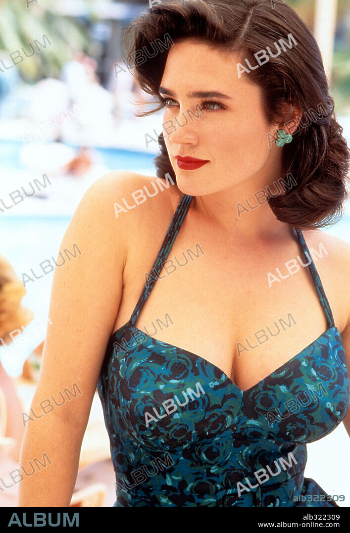 JENNIFER CONNELLY en MULHOLLAND FALLS. LA BRIGADA DEL SOMBRERO, 1996 (MULHOLLAND FALLS), dirigida por LEE THAMAHORI. Copyright Metro-Goldwyn-Mayer (MGM) / EMERSON, SAM.