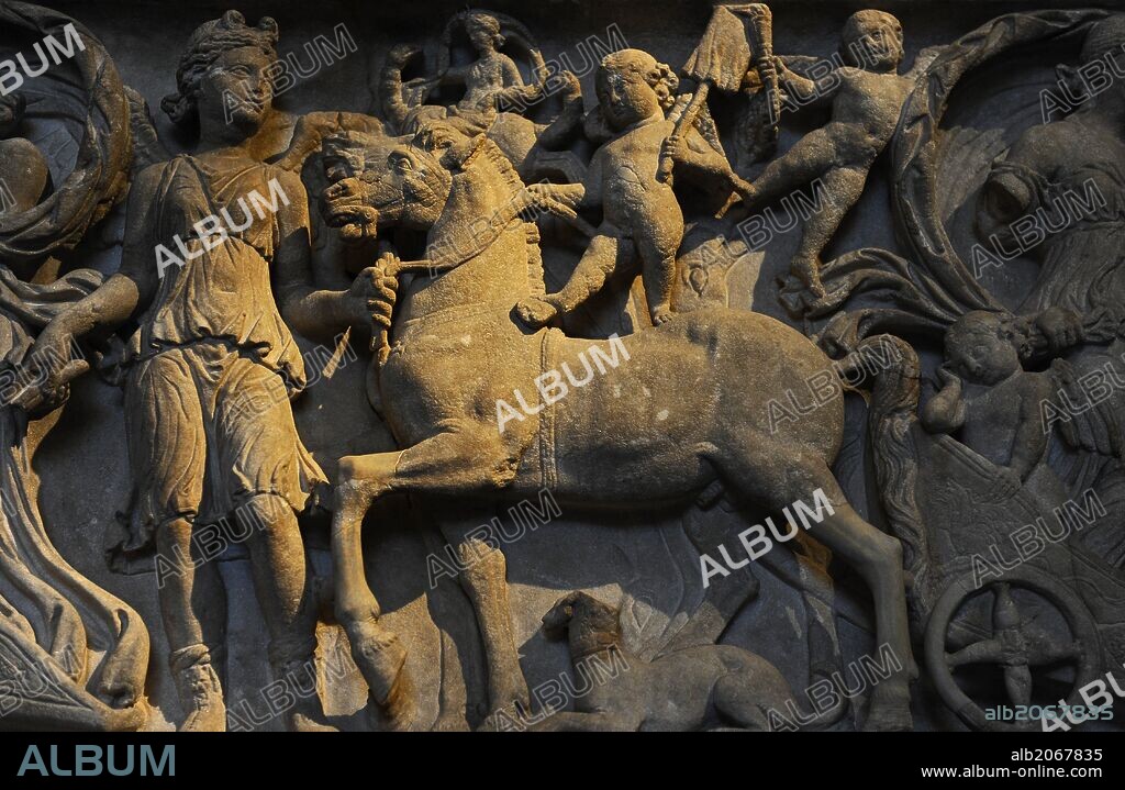 ARTE ROMANO. Sarcófago romano. Parte frontal. La diosa lunar Selene y su amnate Endimión. Fechado hacia el 180 d. C. Glyptothek. Munich. Alemania. Europa.