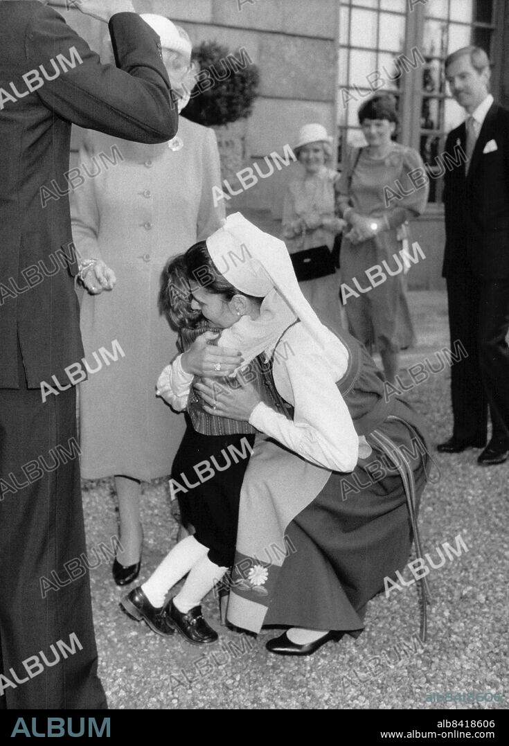 Stockholm 1984-06-06. Drottning Silvia kramar om sin son Carl Philip efter att han välkomnat 350 gäster till slottet genom att ta alla i hand. Foto: Anders Holmström / TT / kod 50100.