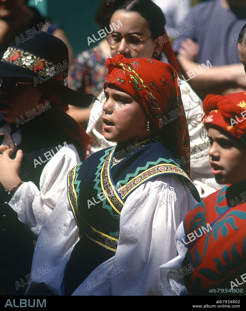 NIÑOS CON TRAJE TIPICO REGIONAL EN CORO - FOTO AÑOS 90 -.