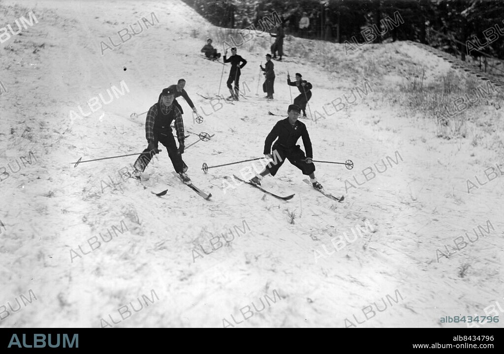 HINDÅS 1935-01-13.. Snön har kommit - vintersport i Hindås. Pojkar och män tar sig ner bredspårigt i skidbacken. *** Local Caption *** GT 1935 januari 1-15 Foto: Kamerareportage / TT / Kod: 2524.