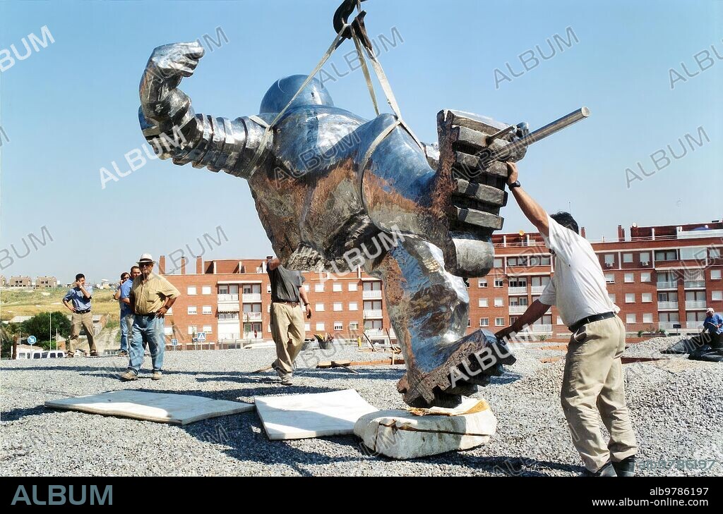FRANCISCO LEIRO. Junio 2001. La compleja operación para colocar la escultura en el barrio de El Restón que duró toda la mañana.