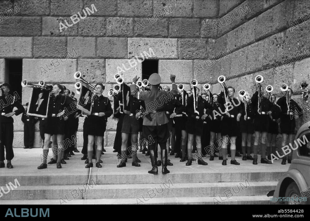 Tschammer und Osten, Hans von; Politiker. (NSDAP), Reichssportführer u. SA-Obergruppenführer; 1887-1943. Urnenbeisetzung in der Langemarckhalle auf dem Reichssportfeld, Berlin, Sonntag, 2. Mai 1943: Fanfarenbläser des Deutschen Jungvolks. Foto.