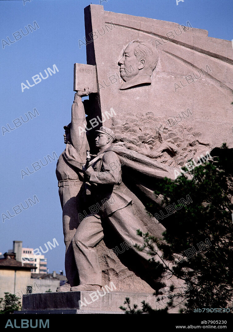 ESCULTURA DEL MAUSOLEO DE MAO ZEDONG EN LA PLAZA DE TIAN-ANMEN.