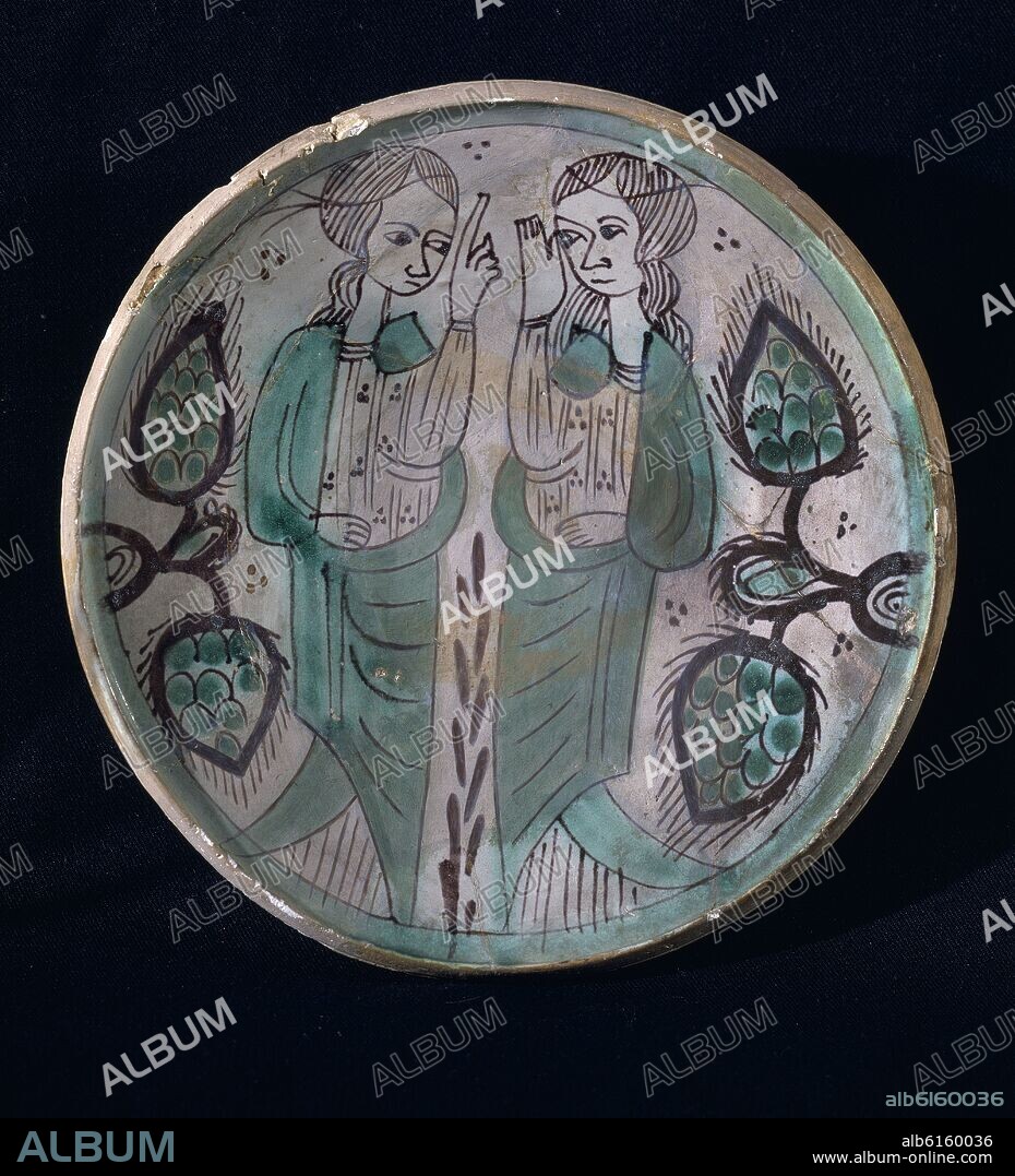 PLATO CERAMICA VERDE DE PATERNA - SIGLO XV -DAMAS HABLANDO.